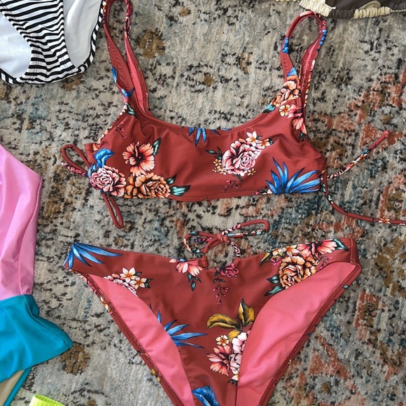 Bathing suit bundle/ lot - Picture 3 of 6